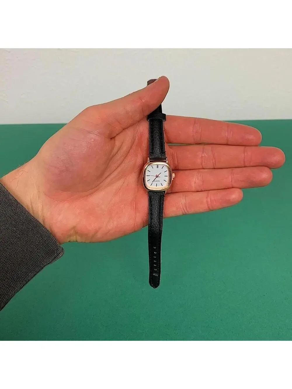 Essential Vintage Style Simple Black Watch. Works Well. Unisex. Magnet Band. $